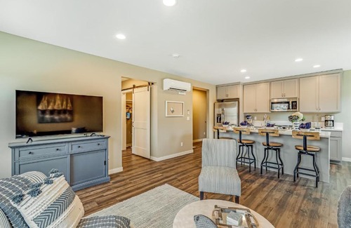 Poulsbo Hotel | Liberty Bay Loft & Front Street Suite