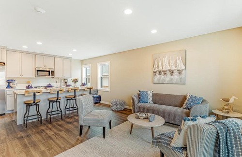 Poulsbo Hotel | Liberty Bay Loft & Front Street Suite