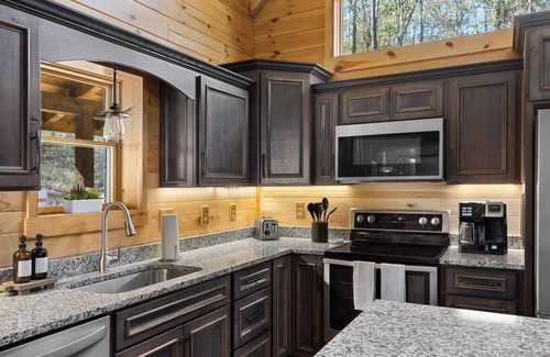 South Bloomingville Casa | Liberty Hill Cabin | Covered Firepit | Near Caves