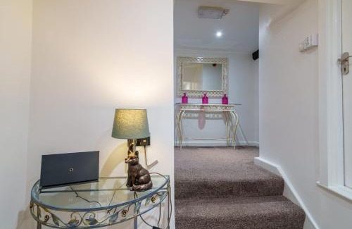 Kendal Casa | Library View Apartment