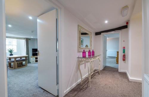 Kendal Casa | Library View Apartment