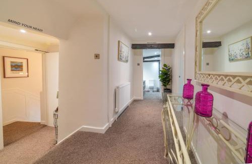 Kendal Casa | Library View Apartment