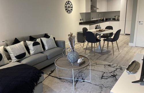 Lichfield Apartamento | Lichfield City Centre Modern Vibrant Apartment - The Old Picture House