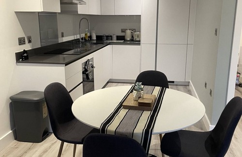 Lichfield Apartamento | Lichfield City Centre Modern Vibrant Apartment - The Old Picture House