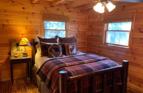 Cashes Valley Casa | Lickskillet Lodge on Fightingtown Creek; HOT TUB