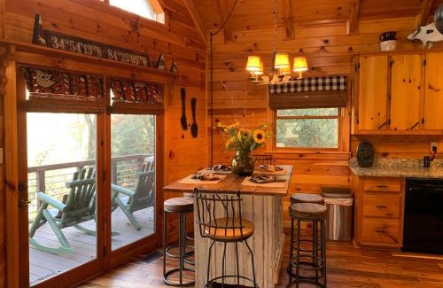 Cashes Valley Casa | Lickskillet Lodge on Fightingtown Creek; HOT TUB