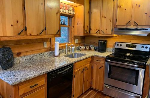 Cashes Valley Casa | Lickskillet Lodge on Fightingtown Creek; HOT TUB