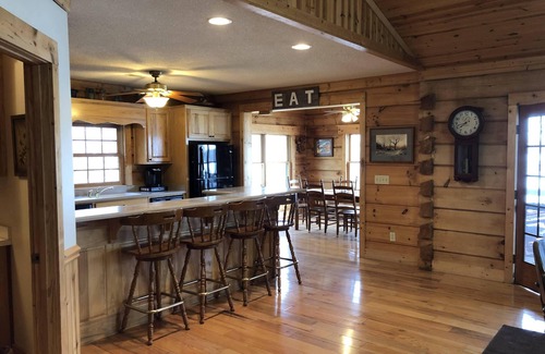 Seneca Cabina | Life is Better at the Lake! Waterfront cabin on Lake Keowee
