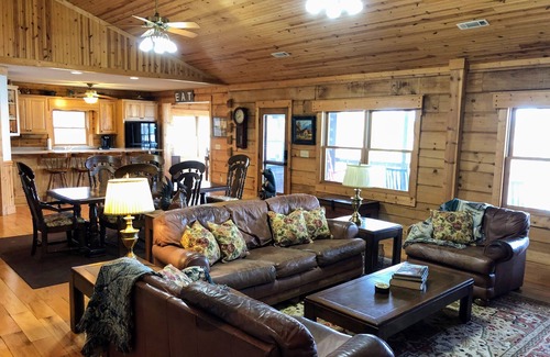 Seneca Cabina | Life is Better at the Lake! Waterfront cabin on Lake Keowee