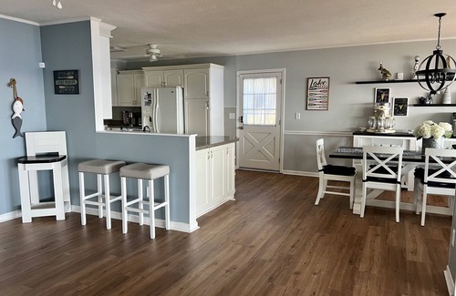 Summerton Casa | Life is better at the Lake Lakefront home that sleeps 13!