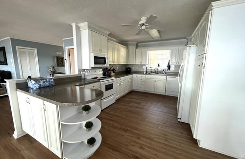 Summerton Casa | Life is better at the Lake Lakefront home that sleeps 13!