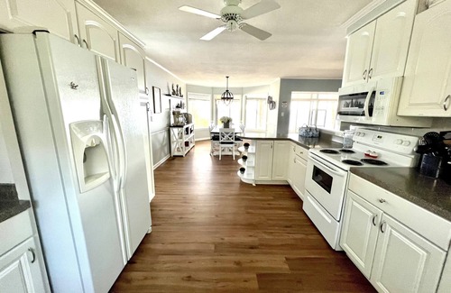 Summerton Casa | Life is better at the Lake Lakefront home that sleeps 13!