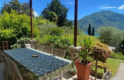 Tremezzo Apartamento | Life is Good - Front Lake Apartment in Villa