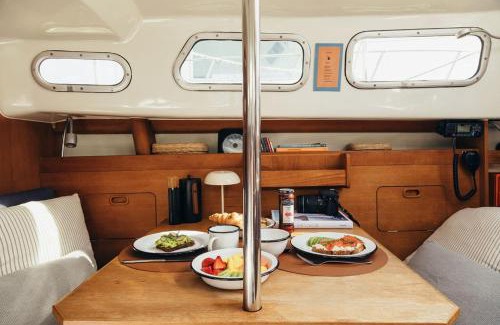 Cascais Alquiler De Eote | Life On Board in a Vintage Sailboat