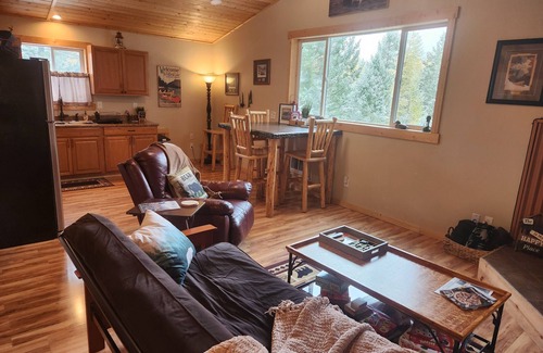 Kalispell Cabina | ¡La vida es un retiro de osos, la cabaña más acogedora!