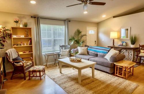 Pensacola Casa | Life's a Breeze - Updated 3BR 5min to Pcola Beach