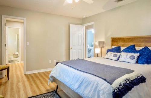 Pensacola Casa | Life's a Breeze - Updated 3BR 5min to Pcola Beach