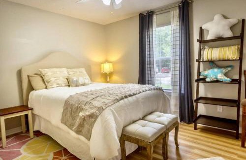 Pensacola Casa | Life's a Breeze - Updated 3BR 5min to Pcola Beach