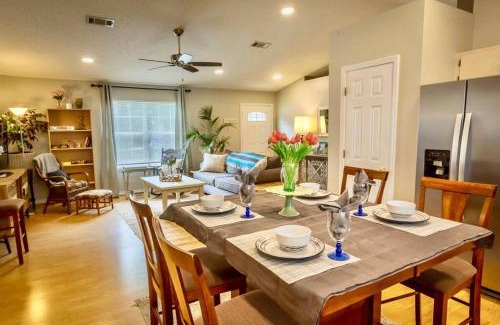 Pensacola Casa | Life's a Breeze - Updated 3BR 5min to Pcola Beach