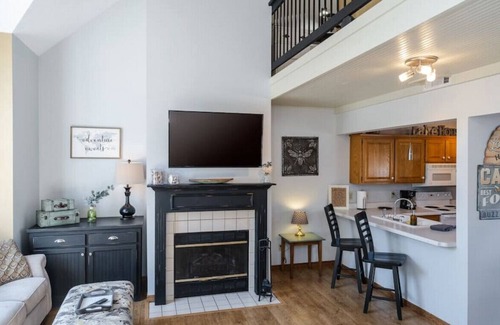 Holiday Island Casa | Life's A Breeze~Lakefront Condo~Indoor Fireplace
