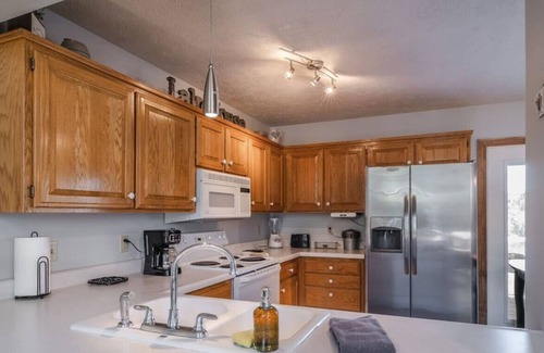 Holiday Island Casa | Life's A Breeze~Lakefront Condo~Indoor Fireplace