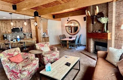 Steamboat Springs Condominio | Lift Tickets Ground Floor in Mtn Village, Wifi, Fireplace, Hot Tubs