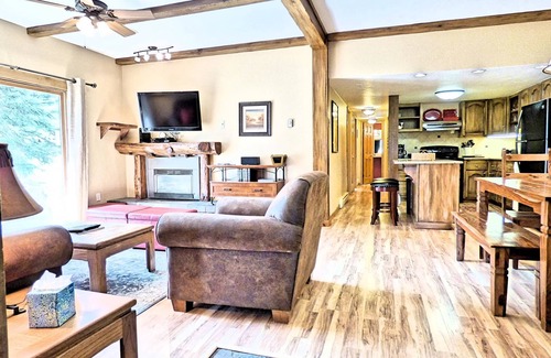 Steamboat Springs Apartamento | Lift Tickets Ground Floor Pool, Hot Tubs, Near Mtn, Fireplace Shuttle