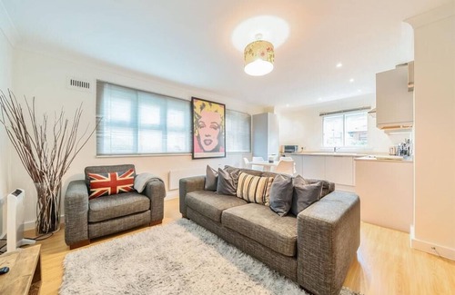 Norwood Green Apartamento | Light 2 bed 2 bath, modern, ground floor apartment located in Olde Hanwell