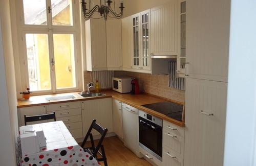 Zizkov Apartamento | Piso amplio y luminoso cerca del centro de la ciudad / Apartamento luminoso en el centro de Praga