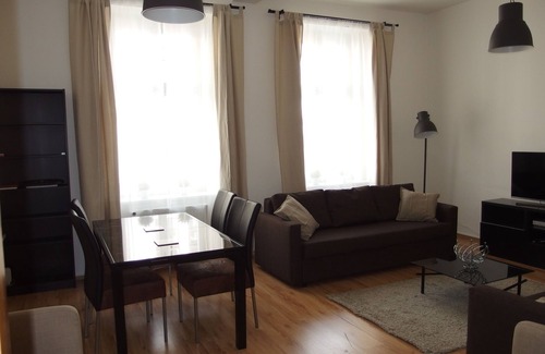 Zizkov Apartamento | Piso amplio y luminoso cerca del centro de la ciudad / Apartamento luminoso en el centro de Praga