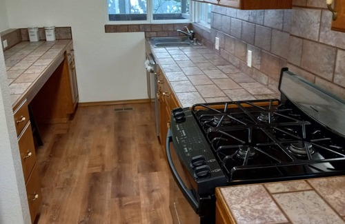 Delridge Casa | Light and Airy Ranch House. Detached 3 Bedroom with Fireplace