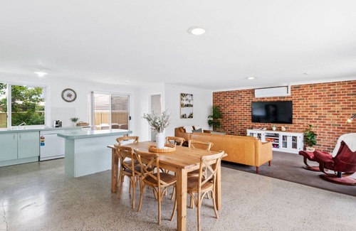 Maloneys Beach Casa | Light and Bright at Maloneys