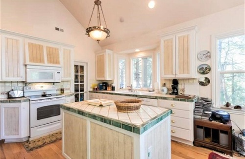 Lake Arrowhead Casa | Light And Bright 3 Bedroom Home by RedAwning