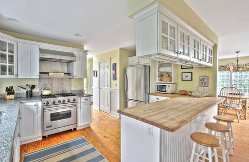 Nantucket Casa | Light and bright 4 bedroom home in the family friendly neighborhood of Naushop.