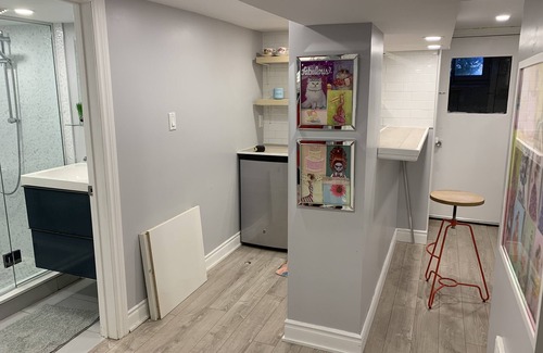 Regal Heights Casa | Luminoso y luminoso High Walk Score Apartment