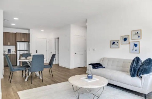 McLean Apartamento | Light & Blue Elegance Cozy 2BR w Amenities, Tysons + Gym / Mall / Pool