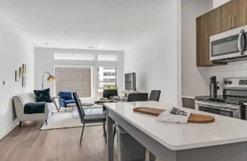 McLean Apartamento | Light & Blue Elegance Cozy 2BR w Amenities, Tysons + Gym / Mall / Pool