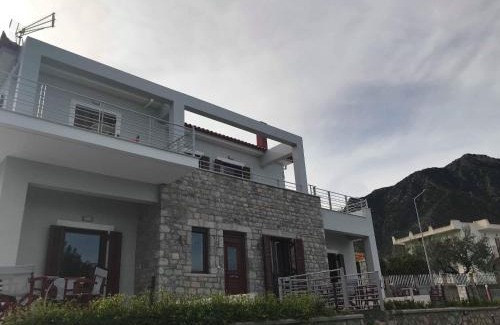 Poulithra Apartamento | Light blue house 3 Apartments