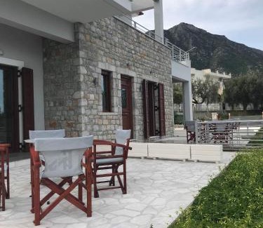 Poulithra Apartamento | Light blue house 3 Apartments