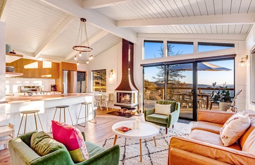 Idyllwild Casa | Cabina luminosa y luminosa con gran terraza, jacuzzi privado y hermosas vistas.