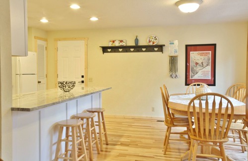 Overlook Park Casa | 8 Ocio - Hogar luminoso y luminoso - Área tranquila, cocina y baños remodelados, pases SHARC