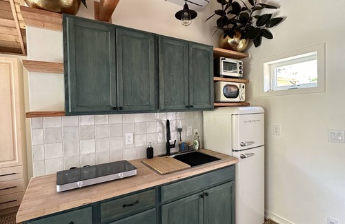 Roseway Cabaña | Light-filled Cedar Guesthouse with hot tub and private backyard