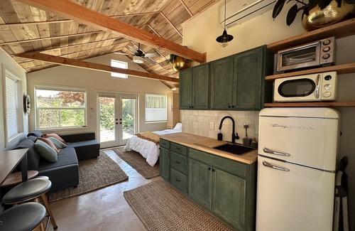 Roseway Cabaña | Light-filled Cedar Guesthouse with hot tub and private backyard