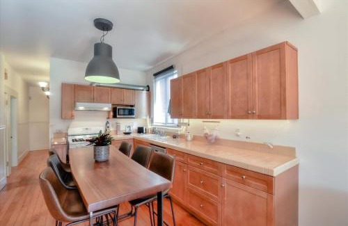 Paradise Park Apartamento | Light filled Condo 3 Bedrm with enclosed sunny backyard