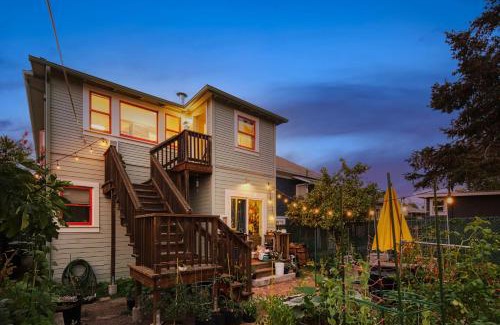 Paradise Park Apartamento | Light filled Condo 3 Bedrm with enclosed sunny backyard