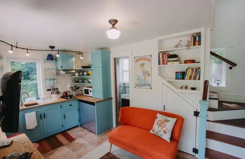 Vashon Island Casa | Light-filled cottage in garden oasis. ❤️ of island