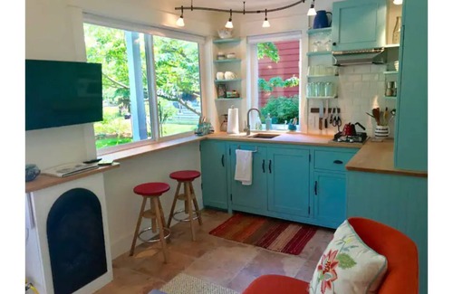 Vashon Island Casa | Light-filled cottage in garden oasis. ❤️ of island