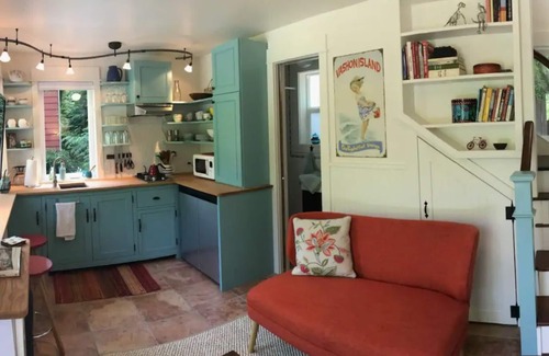 Vashon Island Casa | Light-filled cottage in garden oasis. ❤️ of island
