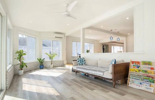 Pine Orchard Casa | Light-filled home by the beach