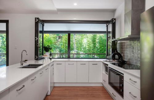 Byron Bay Casa | Light Filled Modern Specious Home, Pet friendly in a beautiful area of Byron Bay, short stroll to town